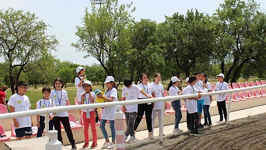 Hipodromda piknik yapan ve atlara binen çocuklar doyasıya eğlendi