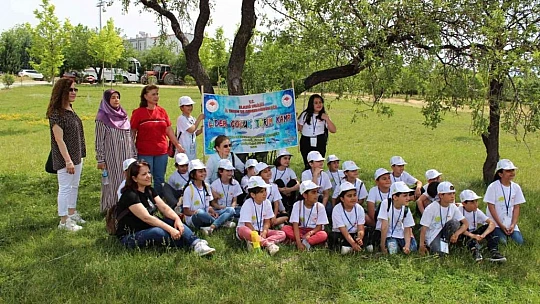Hipodromda piknik yapan ve atlara binen çocuklar doyasıya eğlendi