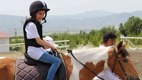 Hipodromda piknik yapan ve atlara binen çocuklar doyasıya eğlendi