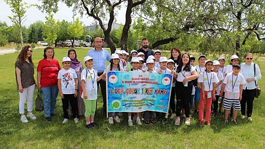Hipodromda piknik yapan ve atlara binen çocuklar doyasıya eğlendi