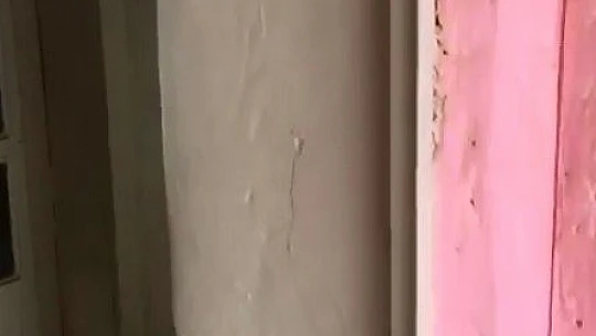 Hırsızlar güpegündüz kapısını ve pencere korkuluklarını çaldıkları evi talan etti