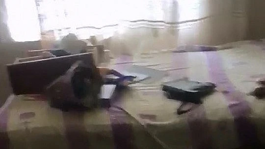 Hırsızlar güpegündüz kapısını ve pencere korkuluklarını çaldıkları evi talan etti
