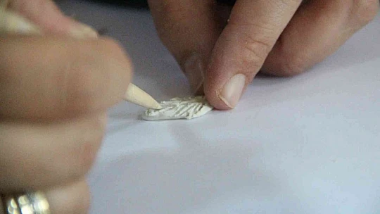 Hobisini mesleğe dönüştüren 2 çocuk annesi, aile ekonomisine katkı sağlıyor