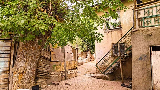 Hüseynik Mahallesi'ndeki tarihi konaklar, sonbaharla birlikte ayrı bir güzelliğe büründü