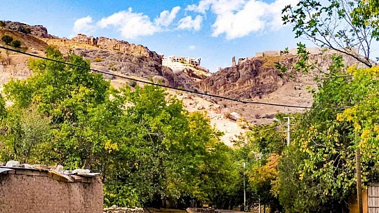 Hüseynik Mahallesi'ndeki tarihi konaklar, sonbaharla birlikte ayrı bir güzelliğe büründü