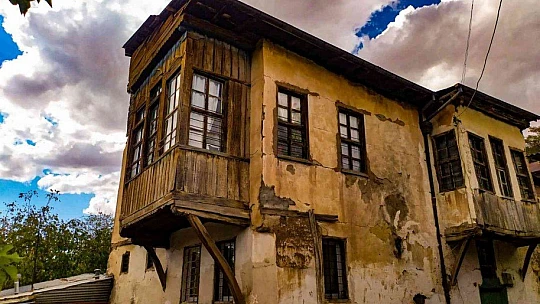 Hüseynik Mahallesi'ndeki tarihi konaklar, sonbaharla birlikte ayrı bir güzelliğe büründü