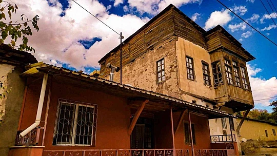 Hüseynik Mahallesi'ndeki tarihi konaklar, sonbaharla birlikte ayrı bir güzelliğe büründü