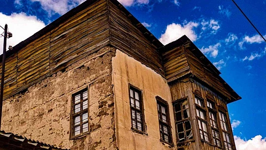 Hüseynik Mahallesi'ndeki tarihi konaklar, sonbaharla birlikte ayrı bir güzelliğe büründü