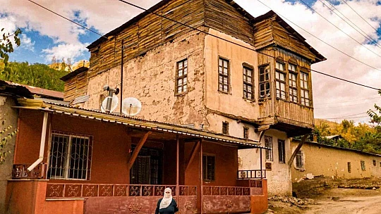 Hüseynik Mahallesi'ndeki tarihi konaklar, sonbaharla birlikte ayrı bir güzelliğe büründü