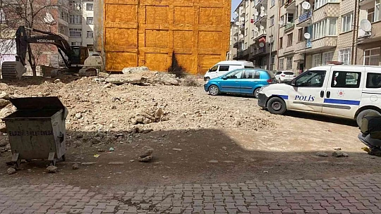 Husumetlisine pompalı tüfekle ateş ederken işçiyi yüzünden yaraladı