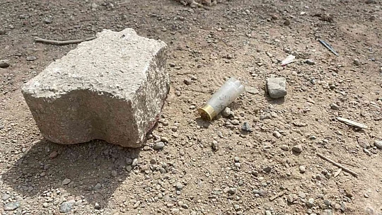 Husumetlisine pompalı tüfekle ateş ederken işçiyi yüzünden yaraladı