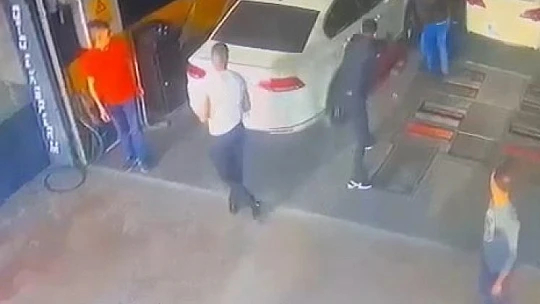 Husumetlisini silahla kafasından vurup, yanındaki kişiyi darp etmişti, o anlar güvenlik kamerasına yansıdı