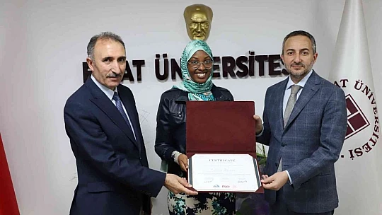 İhracat Elçileri Programı'nda başarılı olan yabancı uyruklu öğrencilere sertifikaları verildi