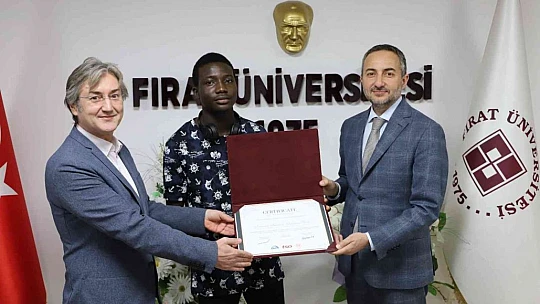 İhracat Elçileri Programı'nda başarılı olan yabancı uyruklu öğrencilere sertifikaları verildi