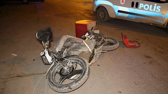 İki araç kaza yaptı, biri savrulup motosikletli kuryeye çaptı