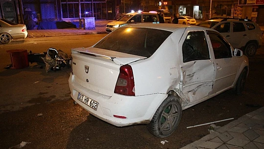 İki araç kaza yaptı, biri savrulup motosikletli kuryeye çaptı