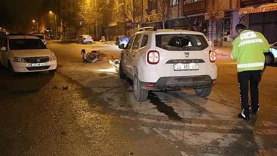 İki araç kaza yaptı, biri savrulup motosikletli kuryeye çaptı