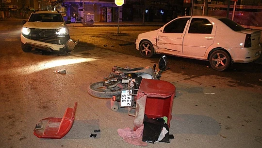 İki araç kaza yaptı, biri savrulup motosikletli kuryeye çaptı