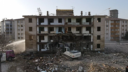 İki depremde 16 bin 773 yapı ağır hasar aldı, 5 bin 664'ünün yıkımı yapıldı