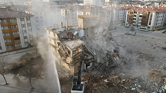 İki depremde 16 bin 773 yapı ağır hasar aldı, 5 bin 664'ünün yıkımı yapıldı
