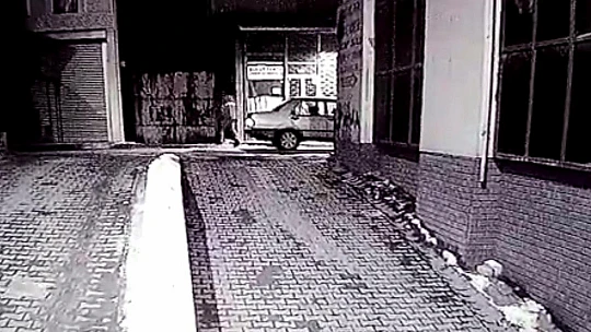 İki kişinin zor kaldırdığı demir tezgahı, hırsız tek başına çaldı