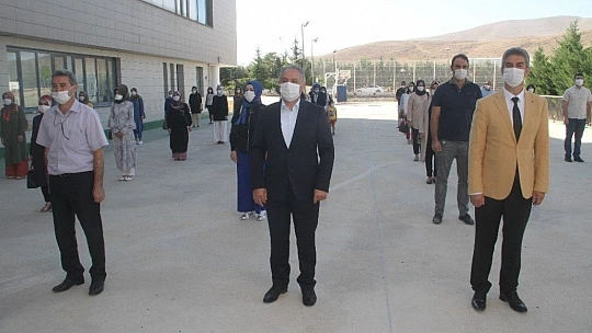 İlk ders yılı zili okullarda öğrencisiz çaldı