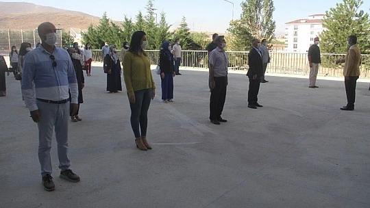 İlk ders yılı zili okullarda öğrencisiz çaldı