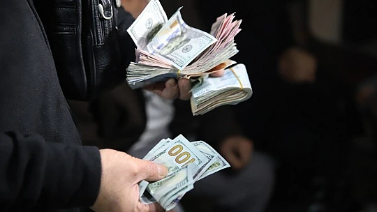 Para dolu çanta buldu, saymadan polise gitti