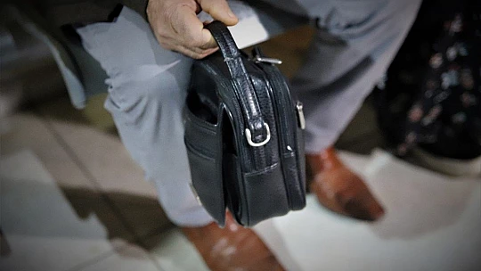 Para dolu çanta buldu, saymadan polise gitti