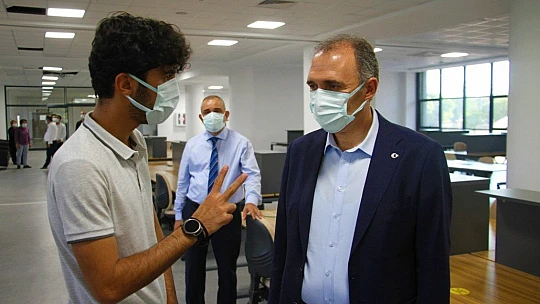 İnşaatında çalıştığı kütüphanede şimdi tıp fakültesi öğrencisi olarak çalışıyor