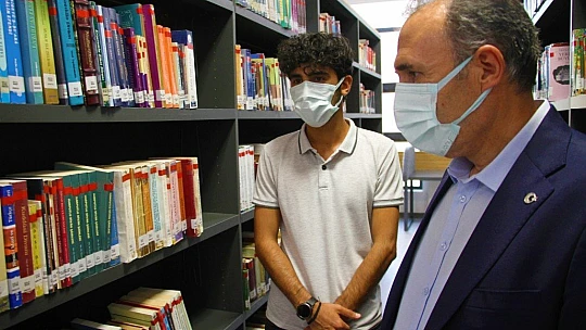 İnşaatında çalıştığı kütüphanede şimdi tıp fakültesi öğrencisi olarak çalışıyor