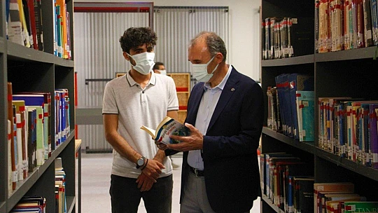 İnşaatında çalıştığı kütüphanede şimdi tıp fakültesi öğrencisi olarak çalışıyor