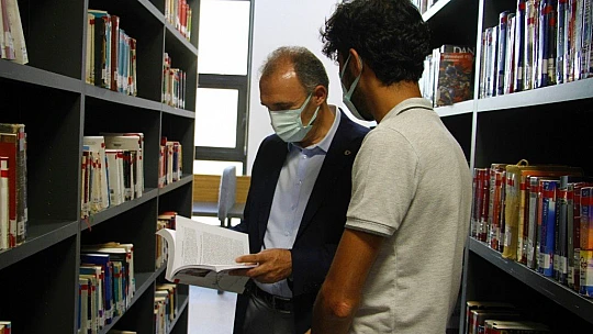 İnşaatında çalıştığı kütüphanede şimdi tıp fakültesi öğrencisi olarak çalışıyor