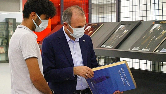 İnşaatında çalıştığı kütüphanede şimdi tıp fakültesi öğrencisi olarak çalışıyor