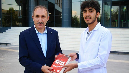 İnşaatında çalıştığı kütüphanede şimdi tıp fakültesi öğrencisi olarak çalışıyor