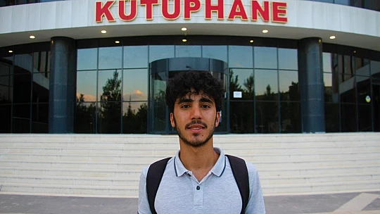 İnşaatında çalıştığı kütüphanede şimdi tıp fakültesi öğrencisi olarak çalışıyor