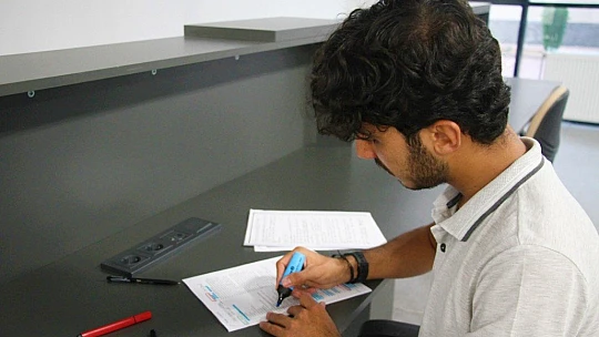 İnşaatında çalıştığı kütüphanede şimdi tıp fakültesi öğrencisi olarak çalışıyor