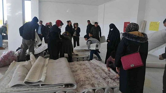 İş yeri halılarda indirme gitti, vatandaşlar eksi 4 derecede mağazaya akın etti