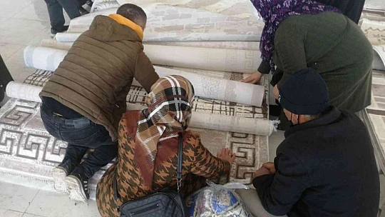 İş yeri halılarda indirme gitti, vatandaşlar eksi 4 derecede mağazaya akın etti