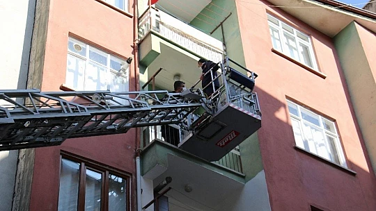 İtfaiye camı kırıp içeri girdi, 56 yaşındaki kadının cansız bedeniyle karşılaştı