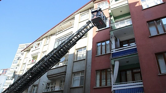 İtfaiye camı kırıp içeri girdi, 56 yaşındaki kadının cansız bedeniyle karşılaştı