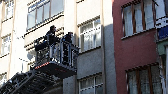 İtfaiye camı kırıp içeri girdi, 56 yaşındaki kadının cansız bedeniyle karşılaştı