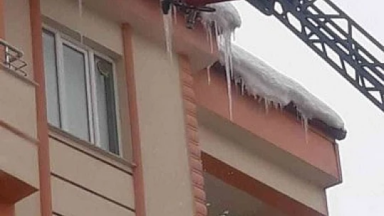 İtfaiye ekipleri buz sarkıtlarını temizledi