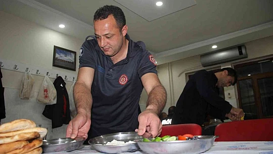 İtfaiyeciler ilk sahuru görev başında yaptı