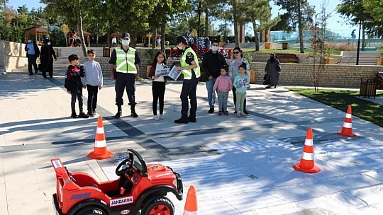 Jandarma ekipleri, çocuklara trafik eğitimi verdi