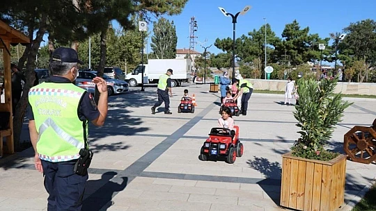 Jandarma ekipleri, çocuklara trafik eğitimi verdi
