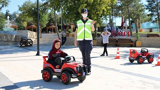 Jandarma ekipleri, çocuklara trafik eğitimi verdi