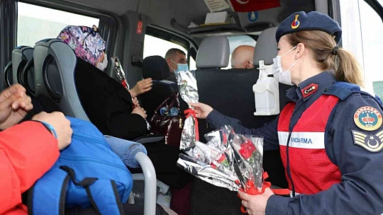 Jandarma kadınları yalnız bırakmadı