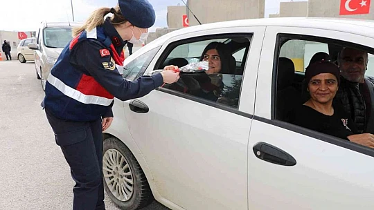 Jandarma kadınları yalnız bırakmadı