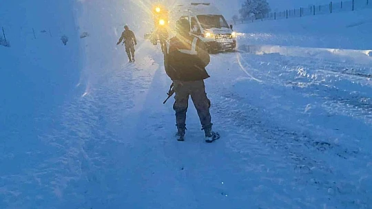 Jandarma, kar ve tipide mahsur kalan 31 vatandaşı kurtardı